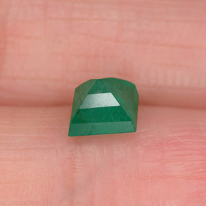 0.75カラットの天然グリーンエメラルド（5.1×5.1 mm・四角）