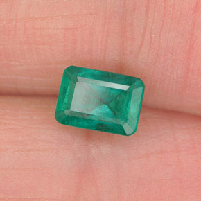 0.70カラットの天然ミディアムディープグリーンエメラルド（5.9×4.1 mm・エメラルドカット）