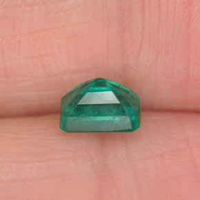 0.70カラットの天然ミディアムディープグリーンエメラルド（5.9×4.1 mm・エメラルドカット）