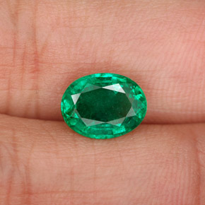 1.58カラットの天然グリーンエメラルド（8.7×6.7 mm・オーバルカット）