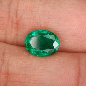 1.58カラットの天然グリーンエメラルド（8.7×6.7 mm・オーバルカット）