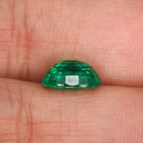 1.58カラットの天然グリーンエメラルド（8.7×6.7 mm・オーバルカット）