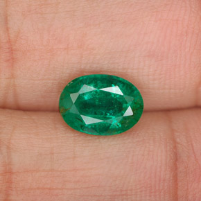 1.62カラットの天然グリーンエメラルド（8.8×6.3 mm・オーバルカット）