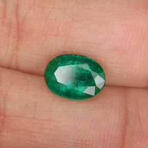 1.62カラットの天然グリーンエメラルド（8.8×6.3 mm・オーバルカット）