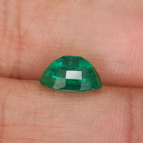 1.62カラットの天然グリーンエメラルド（8.8×6.3 mm・オーバルカット）