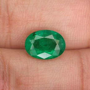 1.95カラットの天然ミディアムグリーンエメラルド（9.5×7 mm・オーバルカット）