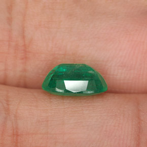 1.95カラットの天然ミディアムグリーンエメラルド（9.5×7 mm・オーバルカット）