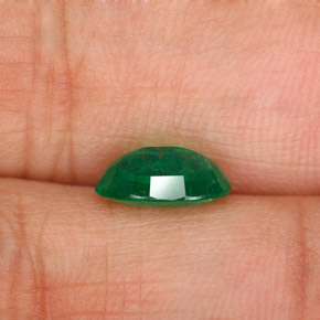 1.37カラットの天然グリーンエメラルド（9×6.5 mm・オーバルカット）