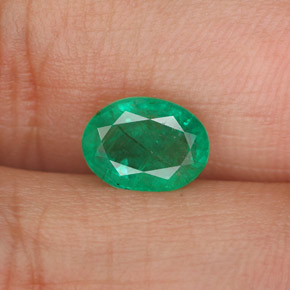 1.26カラットの天然グリーンエメラルド（8×6 mm・オーバルカット）