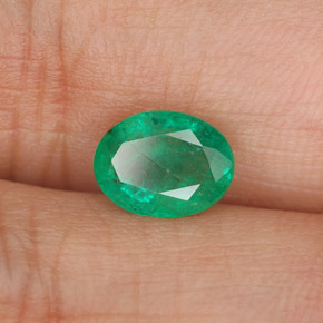 1.26カラットの天然グリーンエメラルド（8×6 mm・オーバルカット）
