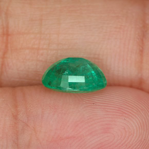 1.26カラットの天然グリーンエメラルド（8×6 mm・オーバルカット）