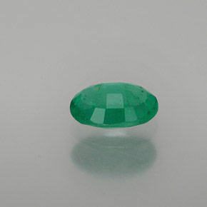 0.82カラットの天然ミディアムディープグリーンエメラルド（7.4×5.2 mm・オーバルカット）
