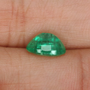 1.32カラットの天然グリーンエメラルド（8×6.2 mm・オーバルカット）