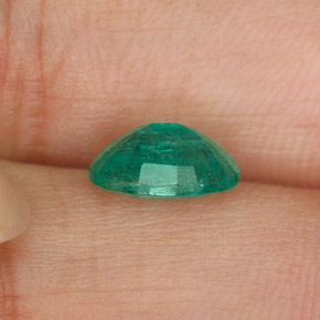 1.14カラットの天然グリーンエメラルド（8.2×6.1 mm・オーバルカット）