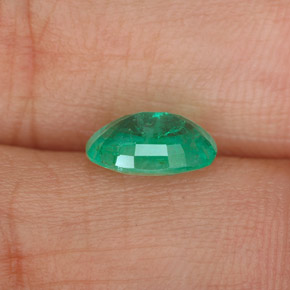 1.07カラットの天然グリーンエメラルド（8×6 mm・オーバルカット）