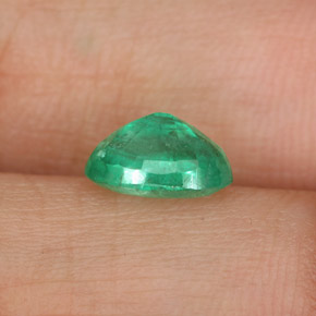 1.33カラットの天然グリーンエメラルド（8.1×6.1 mm・オーバルカット）