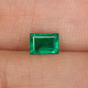 0.41カラットの天然グリーンエメラルド（5.3×3.9 mm・バゲット）