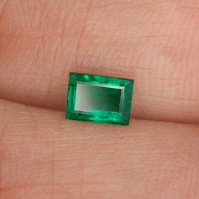 0.41カラットの天然グリーンエメラルド（5.3×3.9 mm・バゲット）