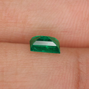 0.41カラットの天然グリーンエメラルド（5.3×3.9 mm・バゲット）