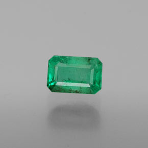 0.61カラットの天然グリーンエメラルド（6.1×4.1 mm・エメラルドカット）