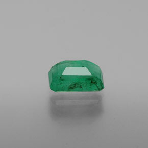 0.61カラットの天然グリーンエメラルド（6.1×4.1 mm・エメラルドカット）