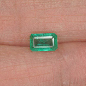 0.52カラットの天然グリーンエメラルド（6×3.9 mm・エメラルドカット）