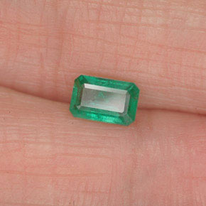 0.52カラットの天然グリーンエメラルド（6×3.9 mm・エメラルドカット）