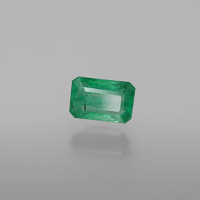 0.61カラットの天然グリーンエメラルド（6.1×4.1 mm・エメラルドカット）