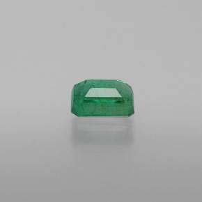 0.61カラットの天然グリーンエメラルド（6.1×4.1 mm・エメラルドカット）