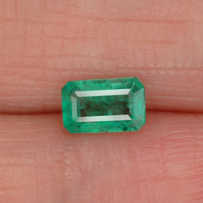 0.43カラットの天然グリーンエメラルド（5.8×3.8 mm・エメラルドカット）