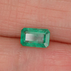 0.43カラットの天然グリーンエメラルド（5.8×3.8 mm・エメラルドカット）