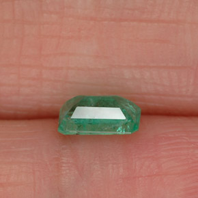 0.43カラットの天然グリーンエメラルド（5.8×3.8 mm・エメラルドカット）