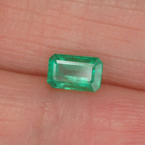 0.46カラットの天然グリーンエメラルド（5.8×3.7 mm・エメラルドカット）
