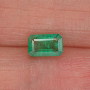 0.50カラットの天然グリーンエメラルド（5.8×3.8 mm・エメラルドカット）