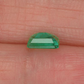 0.50カラットの天然グリーンエメラルド（5.8×3.8 mm・エメラルドカット）