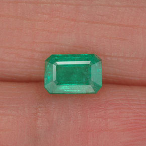0.58カラットの天然グリーンエメラルド（5.8×4 mm・エメラルドカット）