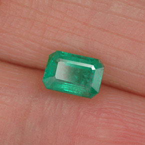 0.58カラットの天然グリーンエメラルド（5.8×4 mm・エメラルドカット）