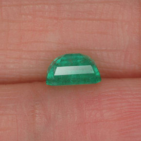 0.58カラットの天然グリーンエメラルド（5.8×4 mm・エメラルドカット）