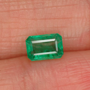 0.55カラットの天然グリーンエメラルド（5.8×4 mm・エメラルドカット）
