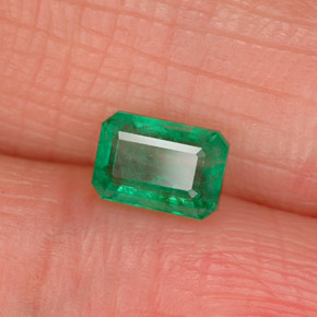 0.55カラットの天然グリーンエメラルド（5.8×4 mm・エメラルドカット）