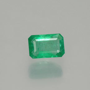 0.57カラットの天然グリーンエメラルド（6×4 mm・エメラルドカット）