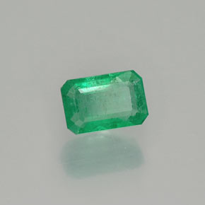 0.57カラットの天然グリーンエメラルド（6×4 mm・エメラルドカット）