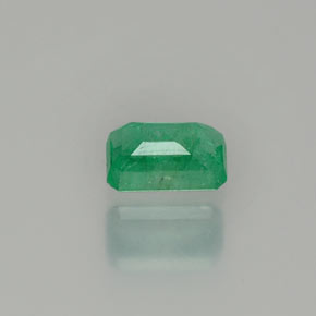 0.57カラットの天然グリーンエメラルド（6×4 mm・エメラルドカット）