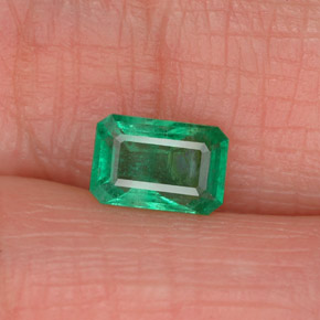 0.54カラットの天然グリーンエメラルド（6.1×4.1 mm・エメラルドカット）