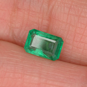 0.54カラットの天然グリーンエメラルド（6.1×4.1 mm・エメラルドカット）