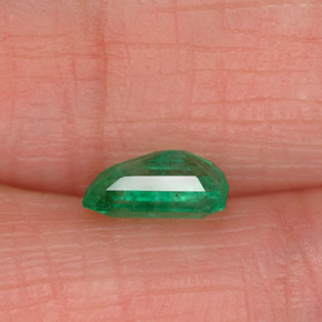 0.54カラットの天然グリーンエメラルド（6.1×4.1 mm・エメラルドカット）