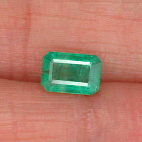 0.53カラットの天然グリーンエメラルド（6×4 mm・エメラルドカット）