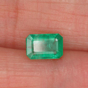 0.53カラットの天然グリーンエメラルド（6×4 mm・エメラルドカット）