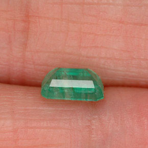 0.53カラットの天然グリーンエメラルド（6×4 mm・エメラルドカット）