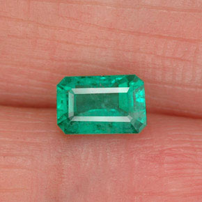 0.68カラットの天然グリーンエメラルド（6.2×4 mm・エメラルドカット）